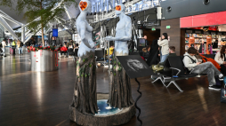 Rzeźba „Taniec żywiołów” w hali Portu Lotniczego Gdańsk. Fot. PAP/Marcin Gadomski 