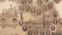 Fragment tableau „Na pamiątkę 50-cioletniego jubileuszu Fabryki Szkła i Kryształów Czechy…”, fot. Konrad Brandel, autor dekoracji malarskiej nieznany, 1872, ze zbiorów MuFo. Fot. mufo.krakow.pl