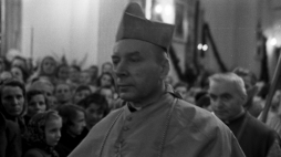 Uroczysta msza św. celebrowana przez Prymasa Polski kardynała Stefana Wyszyńskiego z okazji nawiedzenia parafii św. Wawrzyńca w Warszawie przez kopię cudownego obrazu Matki Bożej Częstochowskiej, 1957 r. /NAC