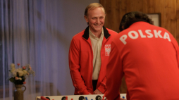 Scena ze spektaklu: R. Talarczyk „Ezi”, reż. Janusz Zaorski; wyk. Zbigniew Zamachowski, Andrzej Chyra (fot. P. Jedroska/TVP)