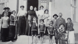 Miejscowi i letnicy w Gdyni, ok. 1910 r. Fot. no author known, Public domain, via Wikimedia Commons