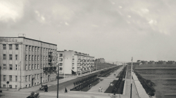 Z okazji 100-lecia nadania Gdyni praw miejskich nakładem Archiwum Państwowego w Gdańsku ukazał się album zawierający niemal 150 fotografii, map i plakatów ukazujących dzieje miasta. Publikację można pobrać bezpłatnie w formie pdf ze strony instytucji.