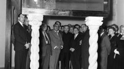 Szczerbiec - miecz koronacyjny polskich królów podczas prezentacji skarbów polskiej kultury w 1959 r. Fot. PAP/PAI