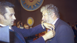 Kanclerz Międzynarodowej Kapituły Orderu Uśmiechu Cezary Leżeński (z lewej) dekoruje brytyjskiego aktora Petera Ustinova (z prawej). Fot. PAP/Leszek Łożyński