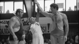 Sędzia ogłasza zwycięstwo Adama Sandurskiego w meczu Polski nad ZSRR Polska w kategorii ponad 100 kg, Łódź, 2 sierpnia 1981 r. Fot. PAP/CAF/Zbigniew Nowak