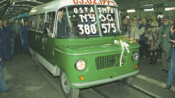 Ostatnia Nysa zjeżdża z taśmy montażowej. Fot. PAP/Kzysztof Świderski