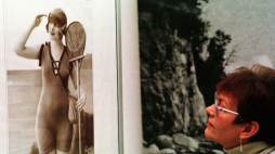 Gdynia, luty 1997 r. Z okazji 71. rocznicy Gdyni,w Muzeum Miasta Gdyni zorganizowano wystawę "Obrazki z gdynskiego letniska", która prazentuje miasto jako modne przed wojną letnisko i uzdrowisko. Fot. PAP/CAF Stefan Kraszewski