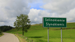 Rejon Puńska na Suwalszczyżnie jest zamieszkały w przeważającej części przez mniejszość litewską. Stąd m.in. nazwy po polsku i litewsku. Fot. PAP/Jerzy Undro 