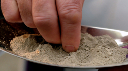 Posypywanie popiołem głów wiernych podczas porannej mszy świętej w bazylice archikatedralnej w Przemyślu w Środę Popielcową. Fot. PAP/Darek Delmanowicz