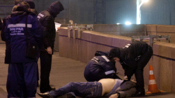 Śledczy policyjni badają ciało Borisa Niemcowa w centrum Moskwy w Rosji, wczesnym rankiem 28 lutego 2015 roku. Rosyjski lider opozycji Boris Niemcow został zastrzelony z przejeżdżającego samochodu na moście Bolshoy Kammeny w centrum Moskwy późnym wieczorem 27 lutego 2015 roku. Fot. PAP/EPA/GEORGE MALETS