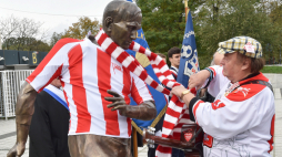 Pomnik Józefa Kałuży w koszulce Cracovii. Fot. PAP/Jacek Bednarczyk