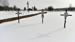 Nieistniejąca już wieś Huta Pieniacka - krzyże na symbolicznych mogiłach przy pomniku upamiętniającym mord Polaków przez członków UPA i SS Galizien 28 lutego 1944 r. Fot. PAP/Darek Delmanowicz
