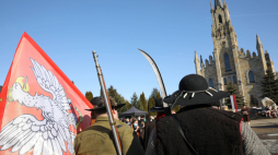 Uczestnicy uroczystej mszy świętej przed kościołem pw. św. Jacka w Chochołowie (pow. nowotarski) podczas obchodów 175. rocznicy powstania chochołowskiego, Chochołów, 21 lutego 2021 r. Fot. PAP/Grzegorz Momot