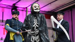 Widowisko „Ścięcie Śmierci” na koniec karnawału w Jedlińsku k. Radomia, 21 lutego 2023 r. Fot. PAP/Piotr Polak