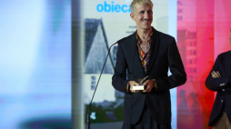 Grzegorz Piątek podczas uroczystej gali 27. edycji nagrody Nike odbiera nominacją za książkę „Gdynia obiecana. Miasto, modernizm, modernizacja 1920–1939". Fot. PAP/Rafał Guz