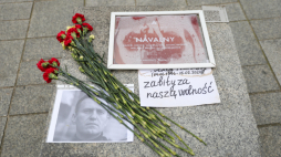 Zdjęcie Aleksieja Nawalnego na skwerze Wolnego Słowa w Warszawie. Fot. PAP/Rafał Guz