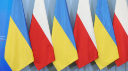 Flagi Ukrainy i Polski. Fot. PAP/Rafał Guz