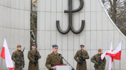 Obchody Narodowego Dnia Pamięci Żołnierzy Armii Krajowej w Warszawie w 2025 r. Na zdjęciu: uroczystość przed pomnikiem Polskiego Państwa Podziemnego i Armii Krajowej. Fot. PAP/Paweł Supernak