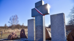 Pomnik polskich mieszkańców Hutu Pieniackiej zamordowanych w trakcie Rzezi Wołyńskiej. Fot. PAP/Vitaliy Hrabar 