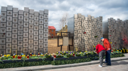 Uroczystości żałobne w Buczy k. Kijowa w trzecią rocznicę wyzwolenia miejscowości spod rosyjskiej okupacji. PAP/Vladyslav Musiienko