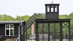 Brama dawnego obozu koncentracyjnego Stutthof. Fot. PAP/Andrzej Jackowski