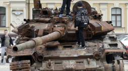 Zniszczony czołg na wystawie skonfiskowanego rosyjskiego sprzętu wojskowego w Kijowie.  Fot. PAP/EPA/SERGEY DOLZHENKO 