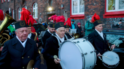 Barbórkowa pobudka Orkiestry Dętej KWK „Wieczorek” na ulicach osiedla Nikiszowiec w Katowicach. Fot. PAP/Jarek Praszkiewicz 