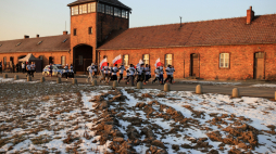 Brama dawnego obozu koncentracyjnego Auschwitz-Birkenau. Fot. PAP/Jarek Praszkiewicz