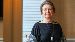 Wnuczka inżyniera Tadeusza Wendy, głównego projektanta i kierownika budowy portu Gdynia - Hanna Wenda-Uszyńska podczas sesji zdjęciowej dla Polskiej Agencji Prasowej. Fot. PAP/Albert Zawada