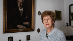 Na zdjęciu z 23 stycznia 2025 r. wnuczka Eugeniusza Kwiatkowskiego, wicepremiera i ministra skarbu II RP, inicjatora budowy portu i miasta w Gdyni oraz twórcy Centralnego Okręgu Przemysłowego dr Julia Maciejewicz-Ryś podczas sesji zdjęciowej dla PAP w Krakowie. Fot. PAP/Łukasz Gągulski