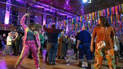 „Potańcówka w klimacie PRL” w hali Miejskiego Ośrodka Sportu i Rekreacji w Radomiu, Radom, 31 stycznia 2026 r. Wydarzenie zainaugurowało obchody 50. rocznicy Radomskiego Protestu Robotniczego Czerwiec ’76. Fot. PAP/Piotr Polak