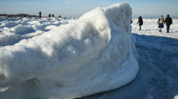 Torosy na plaży w Mikoszewie w pow. nowodworskim. Te lodowe góry powstają, gdy pokrywająca morze kra zaczyna pękać, a podmuchy silnego wiatru nanoszą ją na ląd. Fot. PAP/Adam Warżawa 