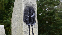 Pomnik Armii Krajowej w Szczecinie pomazany czarną farbą. Fot. PAP/Marcin Bielecki