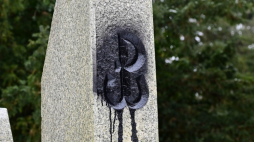  Symbol Polski Walczącej na pomniku AK w Szczecinie oblany czarną farbą. Fot. PAP/Marcin Bielecki