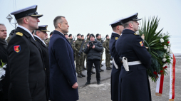 Prezydent Karol Nawrocki podczas uroczystości przed pomnikiem gen. Józefa Hallera w Pucku. Fot. PAP/Adam Warżawa