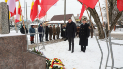 Uroczystości przy Grobie Nieznanego Sybiraka w Białymstoku w 86. rocznicę pierwszych masowych wywózek na Wschód. Fot. PAP/Artur Reszko