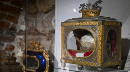 Relikwiarz z czaszką rzymskiego męczennika i patrona zakochanych św. Walentego w podziemiach bazyliki archikatedralnej w Przemyślu. Fot. PAP/Darek Delmanowicz 
