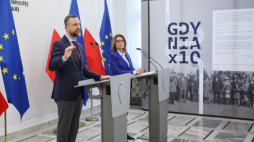 Marszałek Senatu Małgorzata Kidawa-Błońska (P) oraz wicepremier, minister obrony narodowej Władysław Kosiniak-Kamysz (L).  Fot. PAP/Leszek Szymański