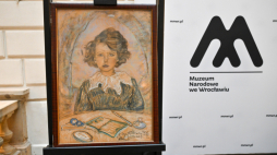 Prezentacja przekazanego do zbiorów MNWr portretu autorstwa Stanisława Ignacego Witkiewicza w holu Muzeum Narodowego we Wrocławiu, Dzieło podarowała sportretowana 90 lat temu Bożena Steinborn. Fot. PAP/Maciej Kulczyński