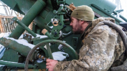 Artyleria ukraińska podczas walk na froncie w obwodzie charkowskim. Fot. PAP/Mykola Kalyeniak