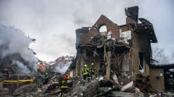 Ukraina, Zniszczenia po rosyjskim ataku rakietowym na mieszkalną dzielnicę Kijowa. Fot.  PAP/Vladyslav Musiienko