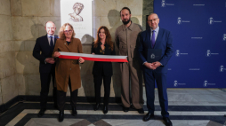 Zastępczyni prezydenta m.st. Warszawy Aldona Machnowska-Góra (C), przewodnicząca Rady m.st. Warszawy Ewa Malinowska-Grupińska (2L), dyrektor Teatru Dramatycznego Wojciech Faruga (2P), burmistrz dzielnicy Ursus Bogdan Olesiński (P) oraz burmistrz dzielnicy Śródmieście Aleksander Ferens (L) podczas odsłonięcia tablicy upamiętniającej aktorkę i działaczkę opozycji Halinę Mikołajską. Fot. PAP/Albert Zawada