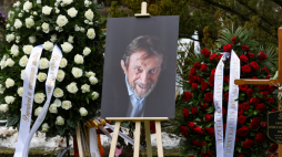 Pogrzeb aktora i pedagoga Edwarda Linde-Lubaszenki na Cmentarzu Wojskowym na Powązkach w Warszawie. Linde-Lubaszenko był aktorem teatralnym, telewizyjnym i filmowym, a także reżyserem teatralnym i pedagogiem. Edward Linde-Lubaszenko zmarł 8 lutego br. w wieku 86 lat. Fot. PAP/Albert Zawada