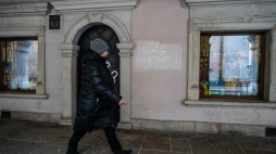 Różę pamiętamy - napis w miejscu, gdzie wisiała tablica upamiętniająca Różę Luksemburg w Zamościu. Fot. PAP/Wojtek Jargiło