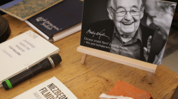 Materiały związane z Andrzejem Wajdą prezentowane podczas spotkania dotyczącego obchodów Roku Wajdy. Fot. PAP/Tomasz Gzell