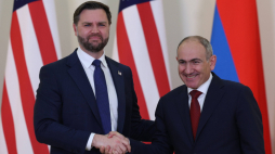 Wiceprezydent USA J.D. Vance i premier Armenii Nikol Pashinyan. Fot. PAP/EPA/VAHRAM BAGHDASARYAN/POOL