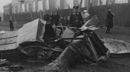 Policjant przy szczątkach samolotu amfibii PZL.12, który rozbił się na Ochocie u zbiegu ulic Sękocińskiej i Kaliskiej. W katastrofie zginął inż. Zygmunt Puławski./NAC