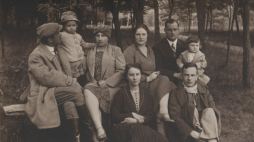Rodzeństwo Gombrowiczów ok. 1928 r. Od lewej: Janusz Gombrowicz, jego syn Józef i żona Franciszka Cichowska z Kotkowskich, Irena Gombrowicz, Aleksandra z Pruszaków i Jerzy Gombrowicz z córką Teresą, Witold Gombrowicz. Fot.  ziemianie.pamiec.pl