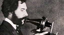 Aleksander Graham Bell ze swoim telefonem. Fot. domena publiczna