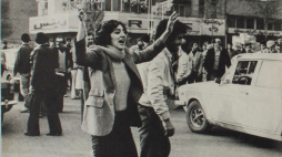 Protesty na Placu Ferdousiego w Teheranie, 16 stycznia 1978 r. Zdjęcie z książki "Days of Blood, Days of Fire". Fot. Bahman Jalali, Public domain, via Wikimedia Commons